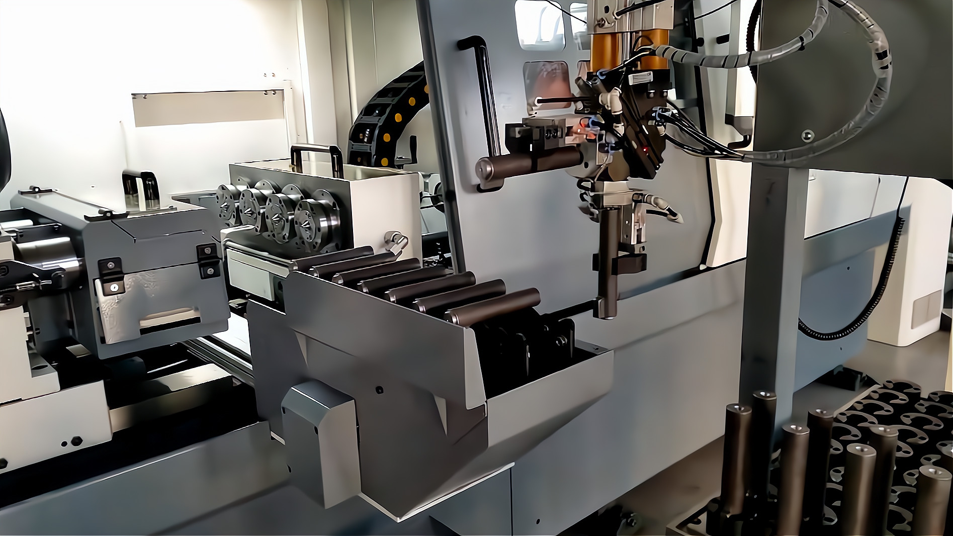 ZK2115×4B/500A 深孔鉆床配置桁架機械手，加工手槍槍管單機自動化